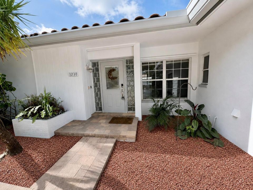 3230 Aqua Vista Exterior 4