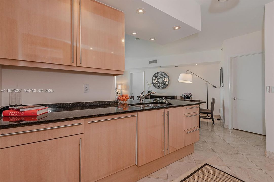 В аренду: $5,500 (1 спален, 1 ванн, 1008 Квадратных фут)