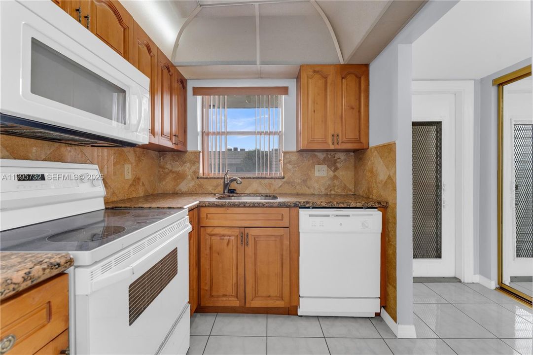 Под контрактом: $109,999 (2 спален, 2 ванн, 850 Квадратных фут)