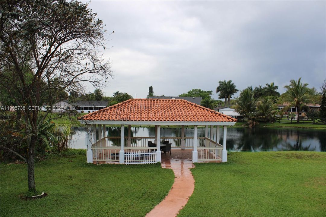 For Sale: $2,000,000 (5 beds, 3 baths, 3526 Square Feet)
