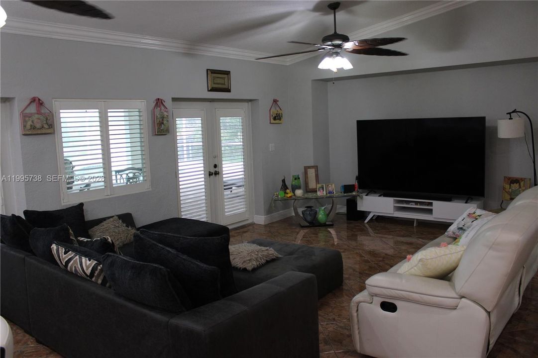 For Sale: $2,000,000 (5 beds, 3 baths, 3526 Square Feet)