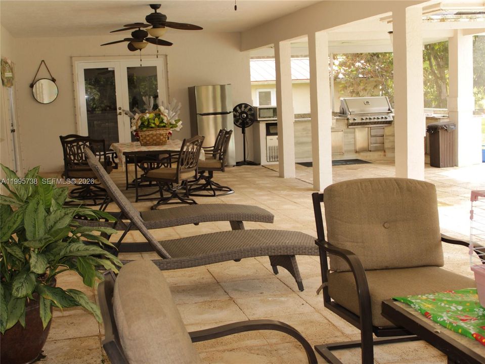 For Sale: $2,000,000 (5 beds, 3 baths, 3526 Square Feet)