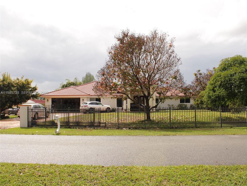 For Sale: $2,000,000 (5 beds, 3 baths, 3526 Square Feet)