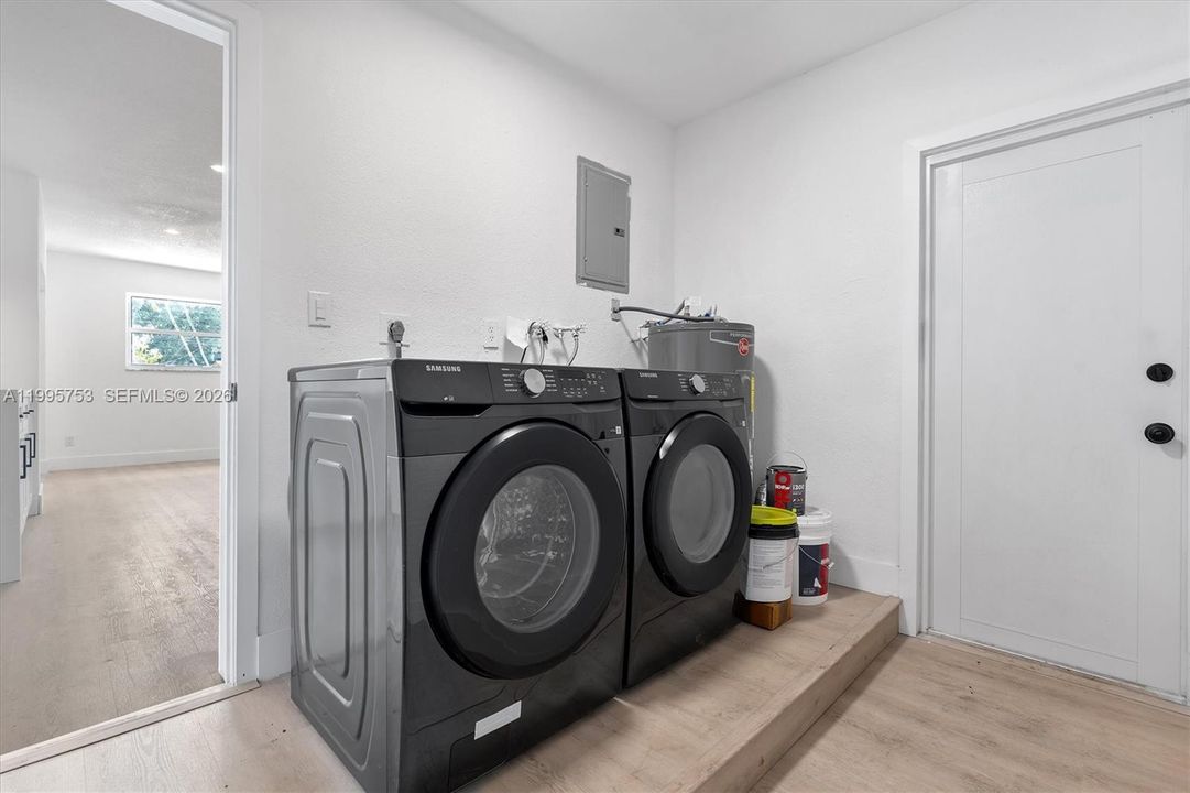 Недавно продано: $750,000 (3 спален, 2 ванн, 1725 Квадратных фут)