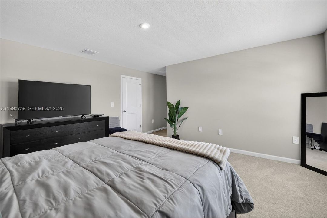 For Rent: $3,000 (4 beds, 2 baths, 2195 Square Feet)