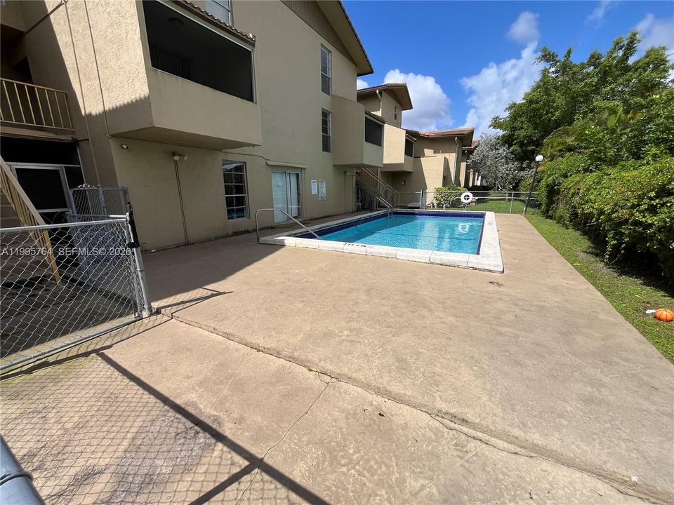 For Sale: $160,000 (2 beds, 2 baths, 880 Square Feet)