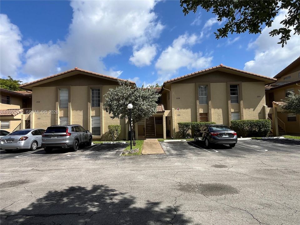 For Sale: $160,000 (2 beds, 2 baths, 880 Square Feet)