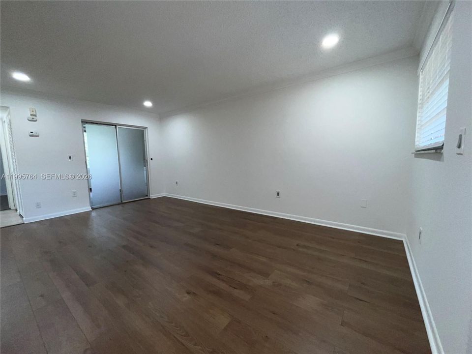 For Sale: $160,000 (2 beds, 2 baths, 880 Square Feet)