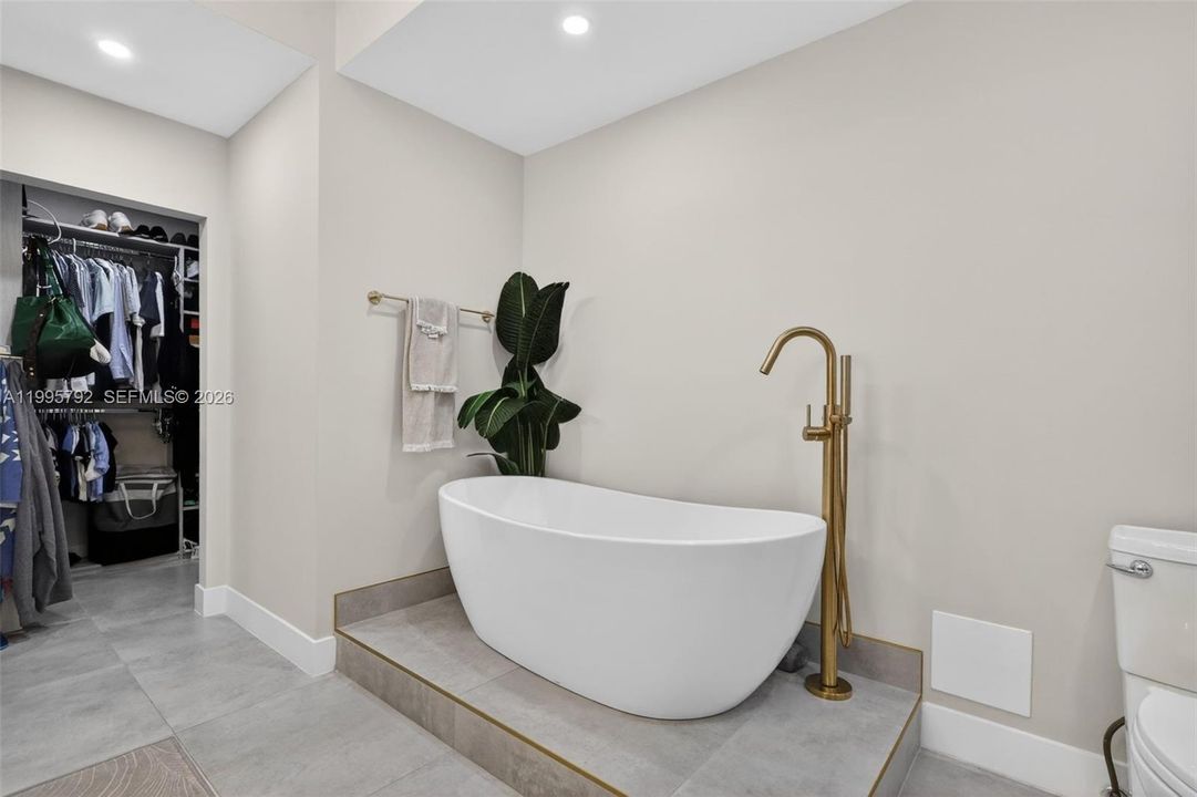 For Sale: $1,100,000 (3 beds, 2 baths, 1690 Square Feet)