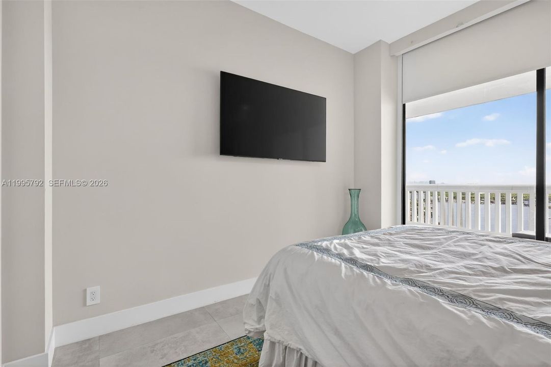 For Sale: $1,100,000 (3 beds, 2 baths, 1690 Square Feet)