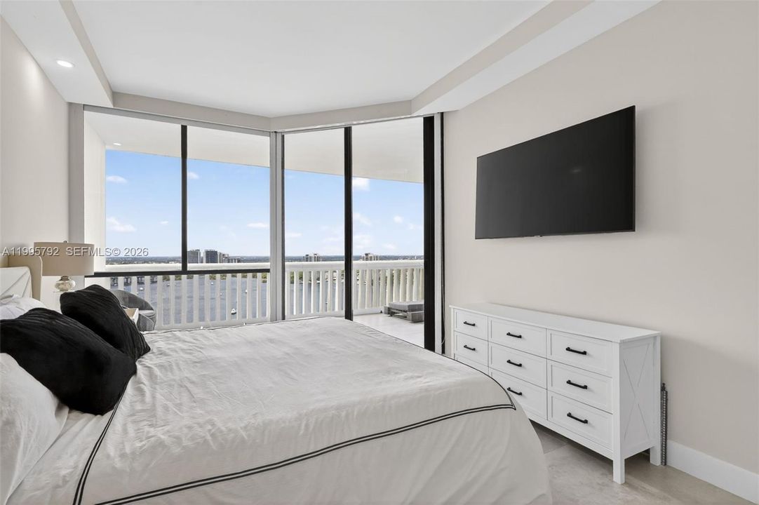 For Sale: $1,100,000 (3 beds, 2 baths, 1690 Square Feet)