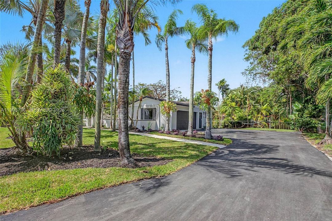 For Sale: $1,275,000 (4 beds, 2 baths, 1968 Square Feet)