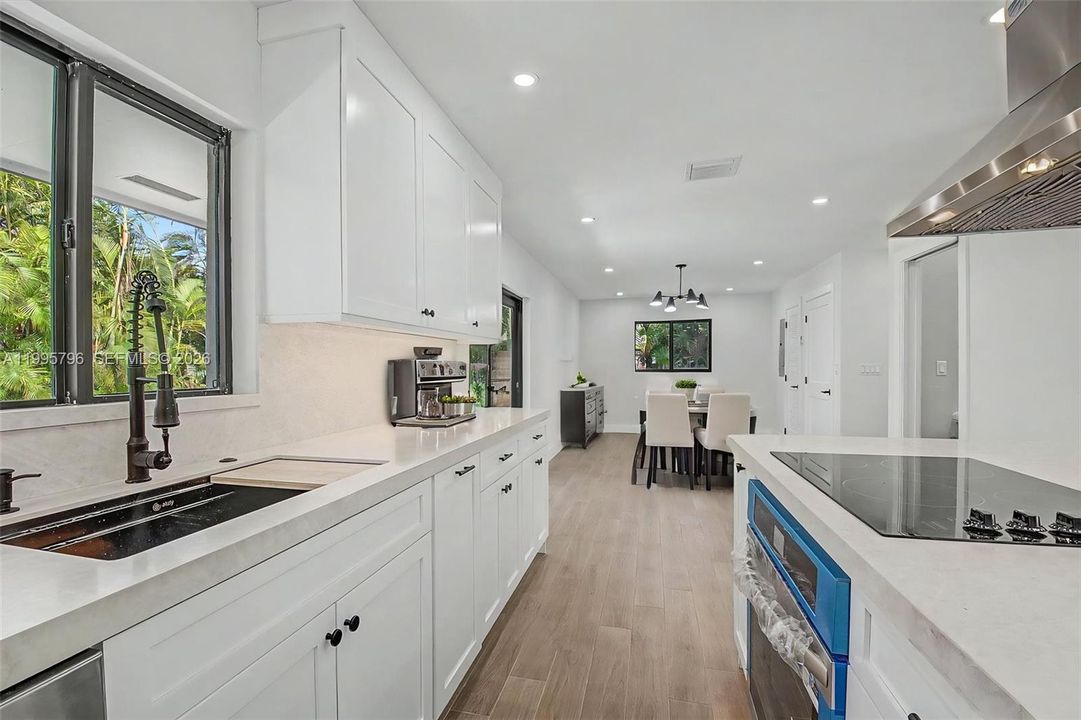 For Sale: $1,275,000 (4 beds, 2 baths, 1968 Square Feet)
