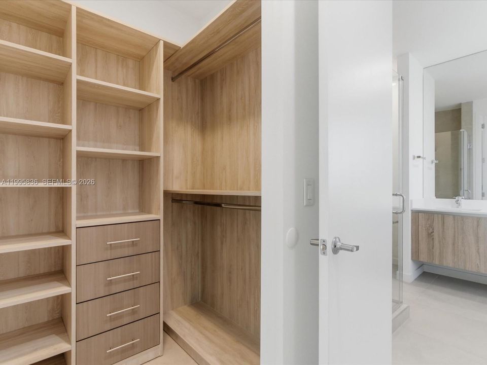 En Venta: $1,385,000 (4 camas, 4 baños, 2024 Pies cuadrados)