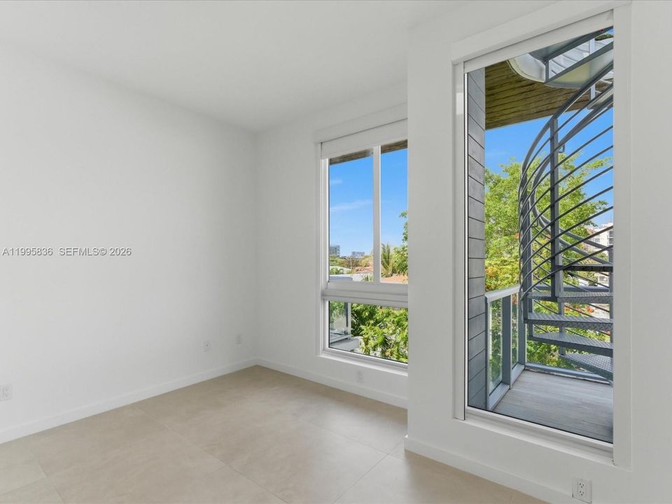 En Venta: $1,385,000 (4 camas, 4 baños, 2024 Pies cuadrados)