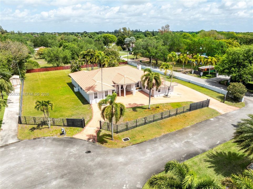 En Venta: $2,700,000 (5 camas, 4 baños, 3847 Pies cuadrados)