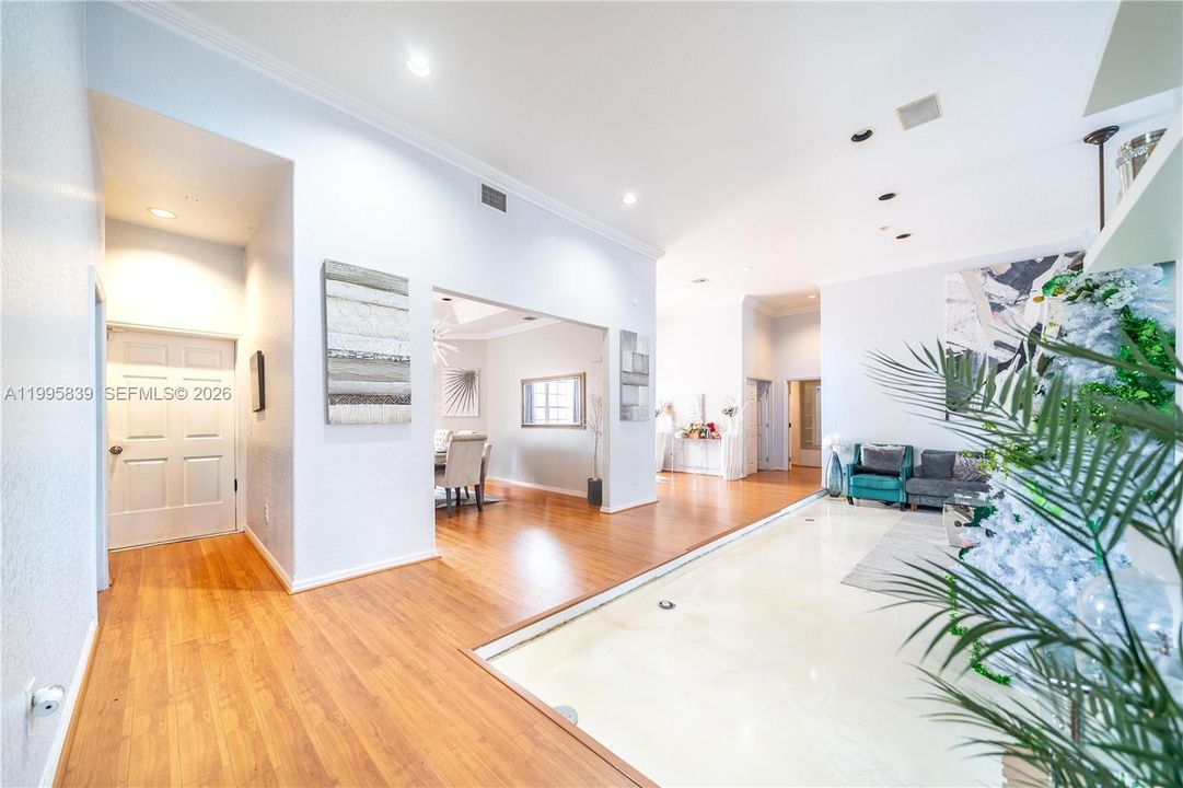 En Venta: $2,700,000 (5 camas, 4 baños, 3847 Pies cuadrados)