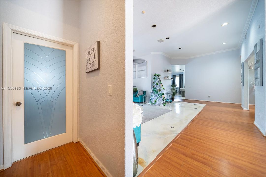 En Venta: $2,700,000 (5 camas, 4 baños, 3847 Pies cuadrados)