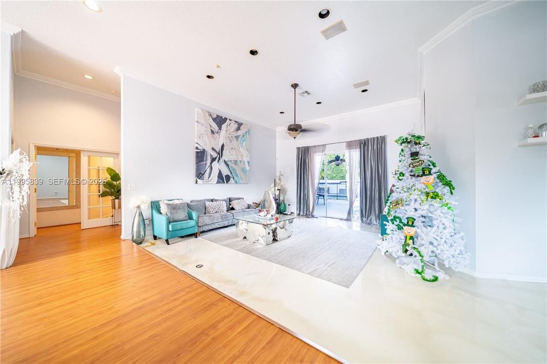 En Venta: $2,700,000 (5 camas, 4 baños, 3847 Pies cuadrados)