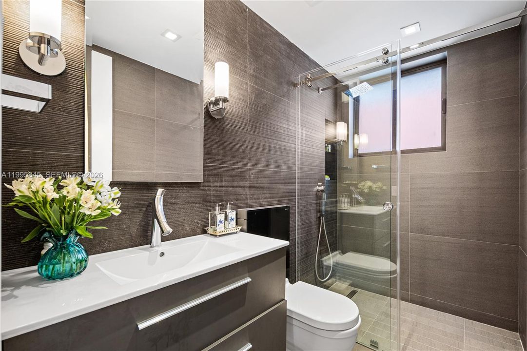 Active With Contract: $1,975,000 (3 beds, 3 baths, 2041 Square Feet)