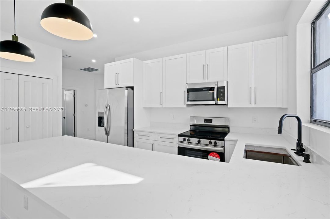 Под контрактом: $269,999 (3 спален, 2 ванн, 1325 Квадратных фут)
