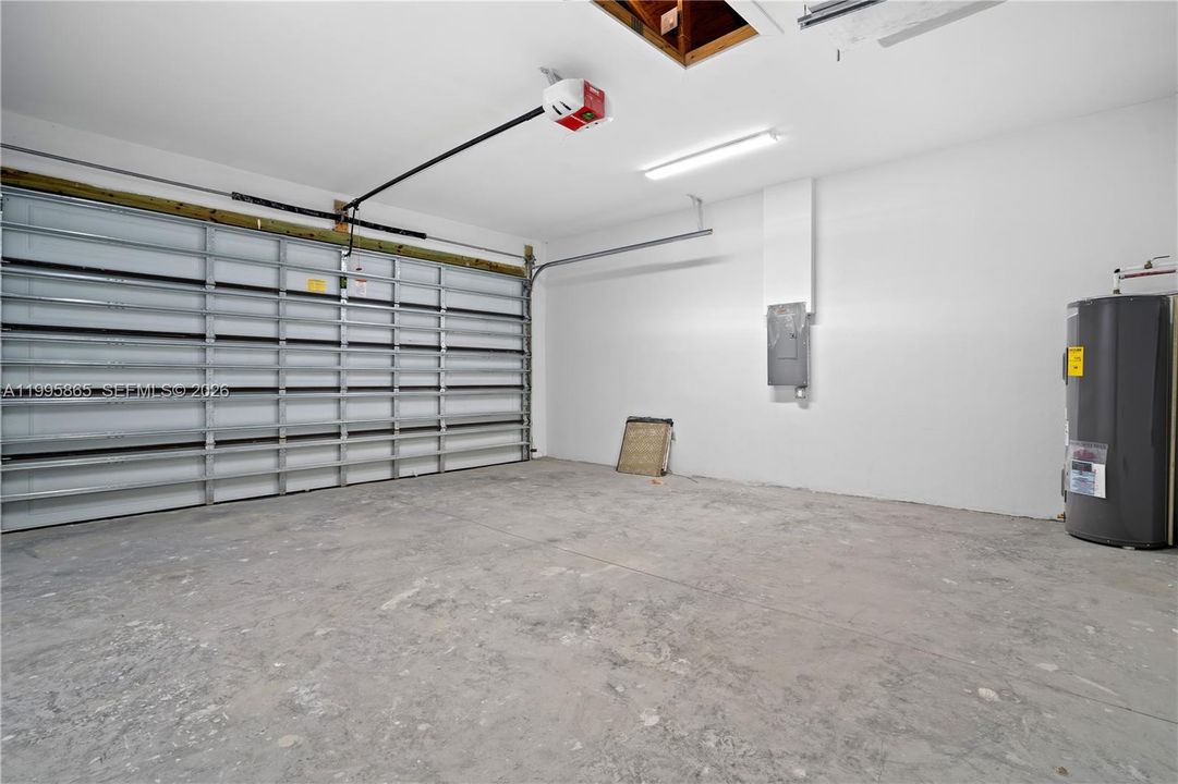 Под контрактом: $269,999 (3 спален, 2 ванн, 1325 Квадратных фут)