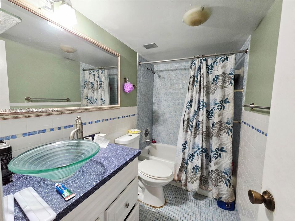 Под контрактом: $169,900 (1 спален, 1 ванн, 900 Квадратных фут)