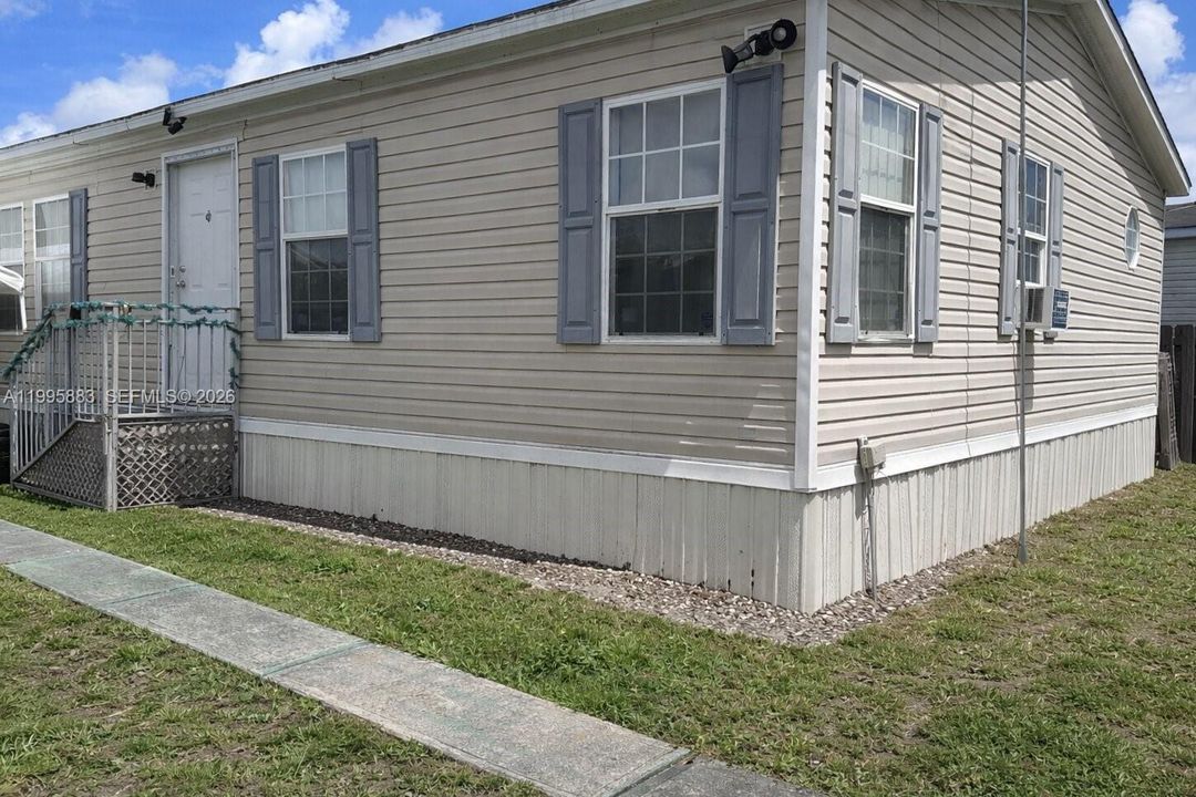 Activo con contrato: $325,000 (3 camas, 2 baños, 1560 Pies cuadrados)