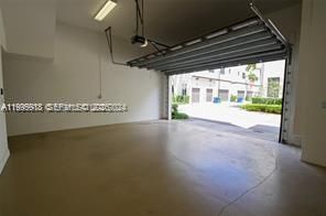 Activo con contrato: $5,750 (3 camas, 3 baños, 2438 Pies cuadrados)