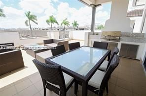 Activo con contrato: $5,750 (3 camas, 3 baños, 2438 Pies cuadrados)