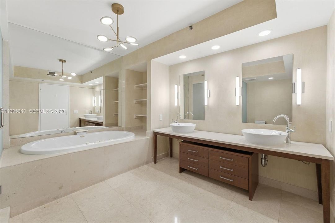En Venta: $1,795,000 (2 camas, 2 baños, 1370 Pies cuadrados)