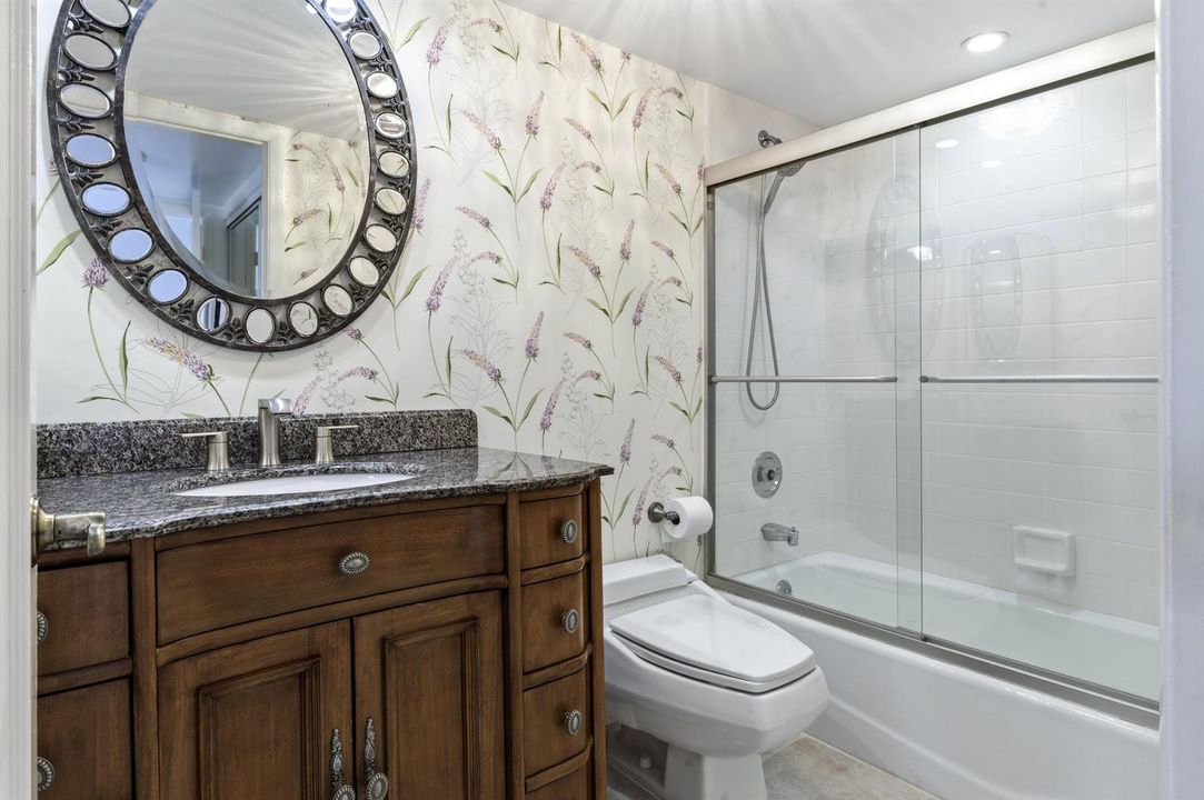 GUEST BATH EN SUITE
