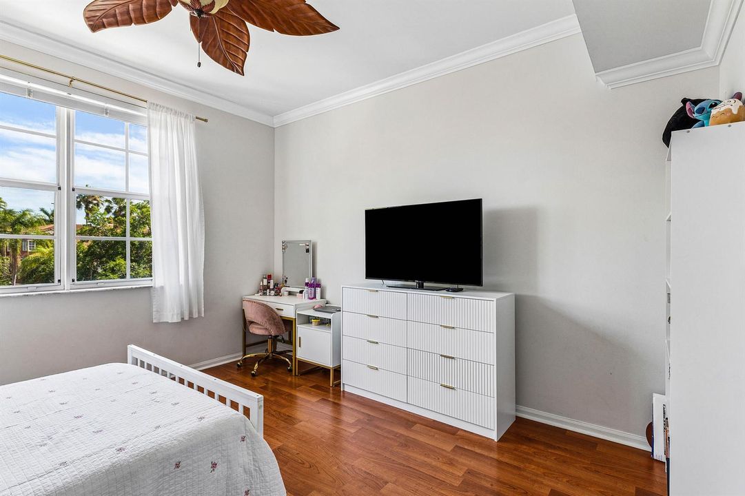 016-11770SaintAndrewsPlace-304-Wellingto