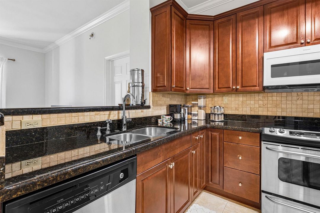 010-11770SaintAndrewsPlace-304-Wellingto