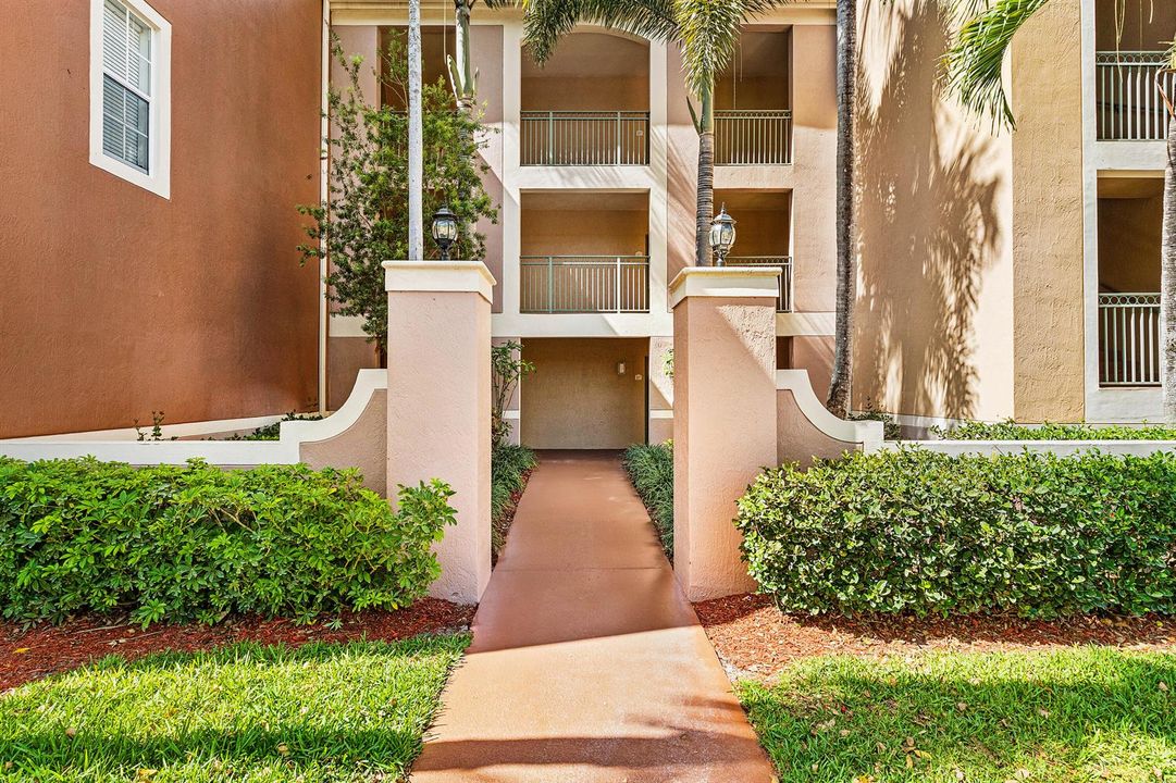001-11770SaintAndrewsPlace-304-Wellingto