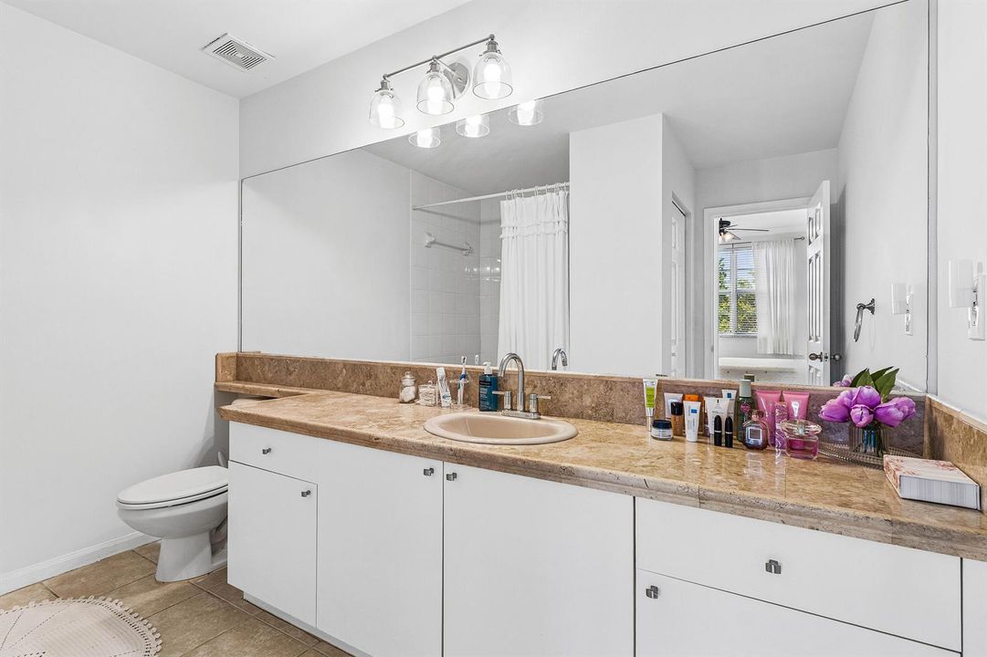 019-11770SaintAndrewsPlace-304-Wellingto