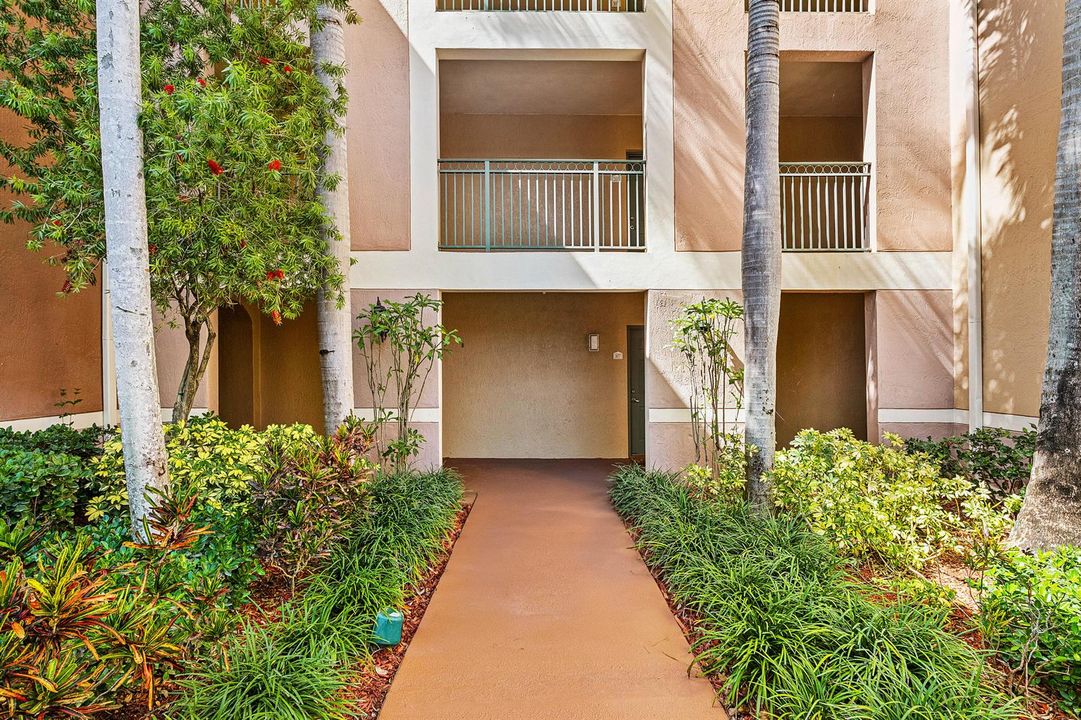 002-11770SaintAndrewsPlace-304-Wellingto
