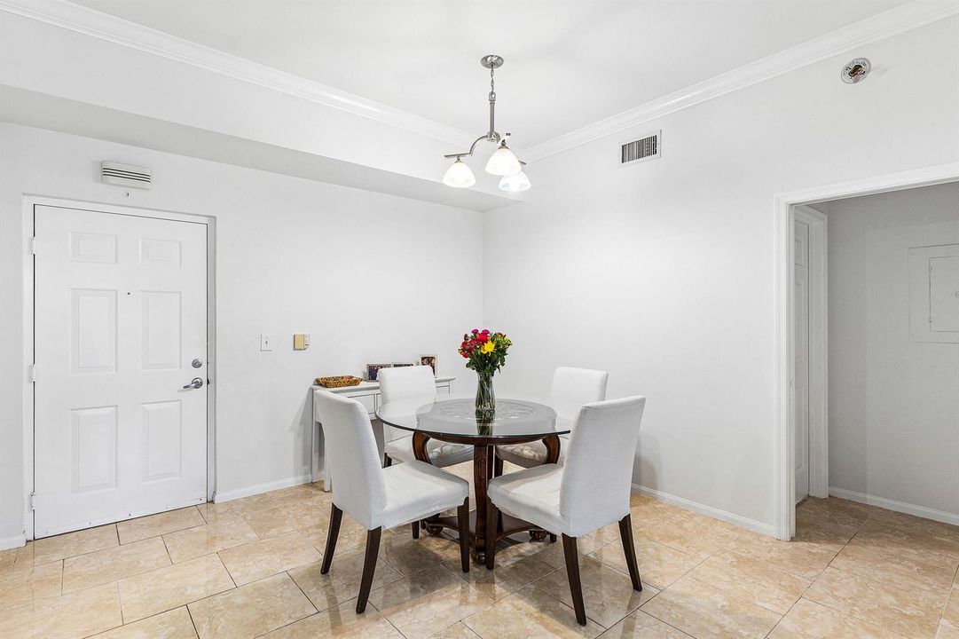 007-11770SaintAndrewsPlace-304-Wellingto