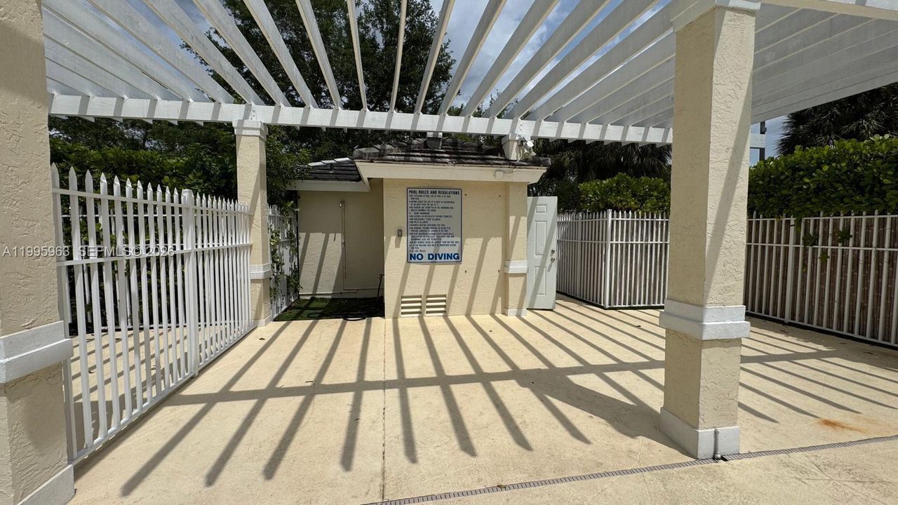 For Sale: $379,900 (2 beds, 2 baths, 1170 Square Feet)