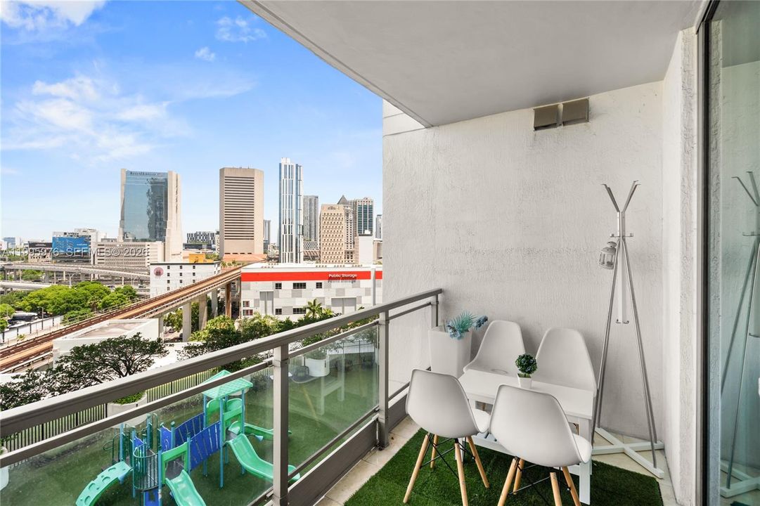 出租: $3,200 (1 贝兹, 1 浴室, 736 平方英尺)