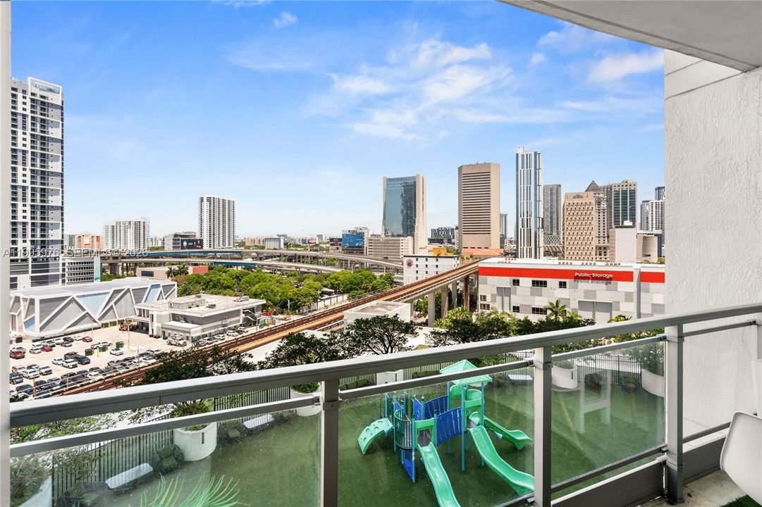 出租: $3,200 (1 贝兹, 1 浴室, 736 平方英尺)