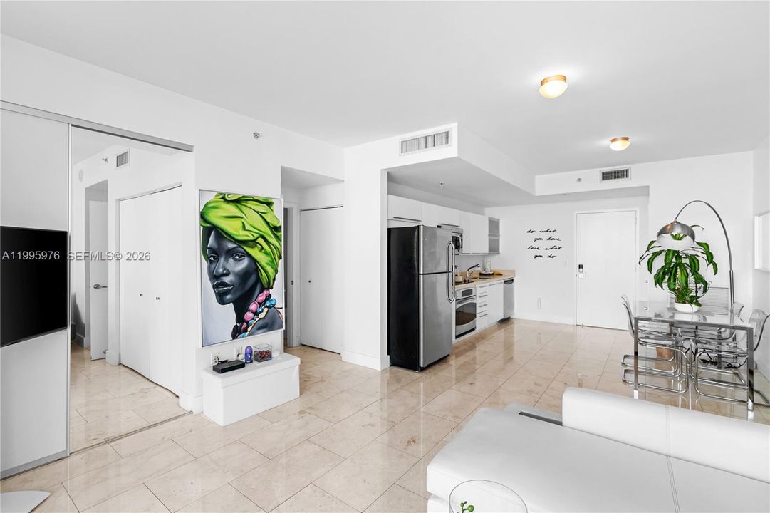 出租: $3,200 (1 贝兹, 1 浴室, 736 平方英尺)