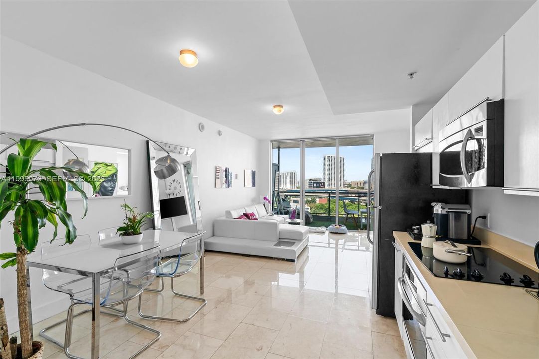 出租: $3,200 (1 贝兹, 1 浴室, 736 平方英尺)