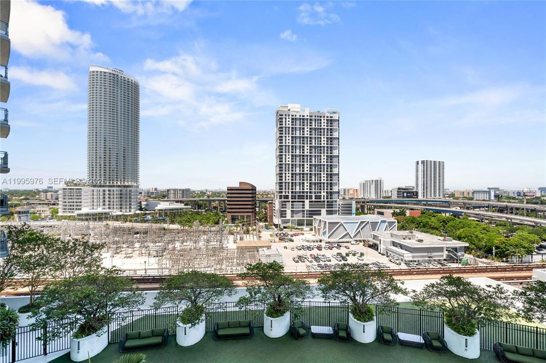 出租: $3,200 (1 贝兹, 1 浴室, 736 平方英尺)