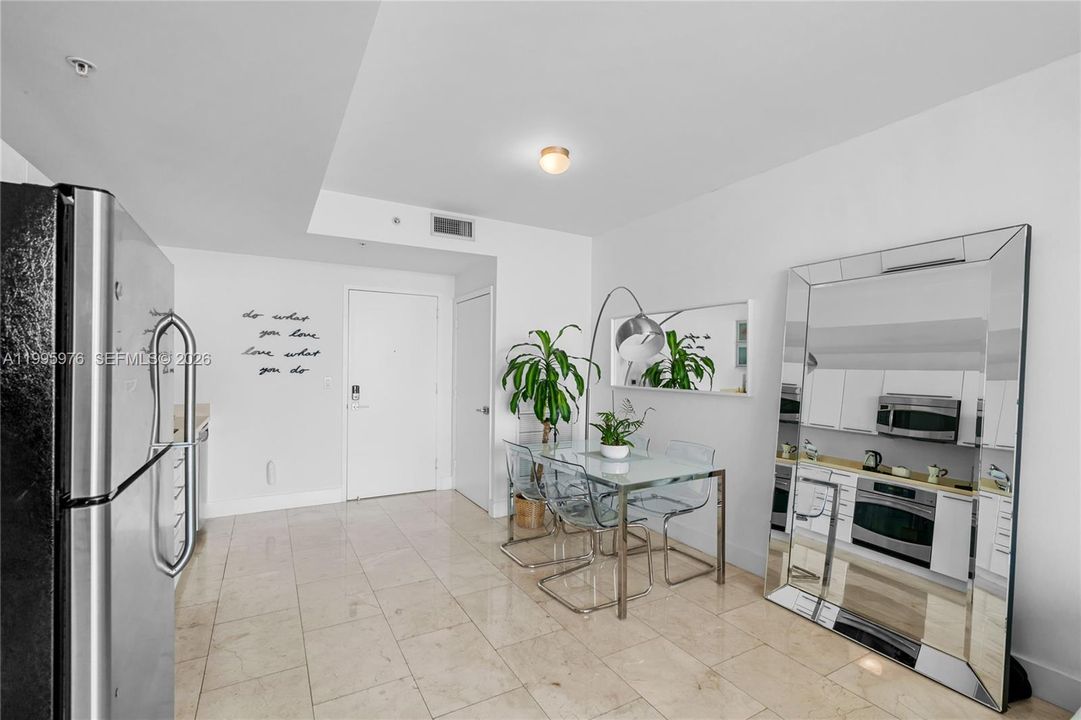 出租: $3,200 (1 贝兹, 1 浴室, 736 平方英尺)