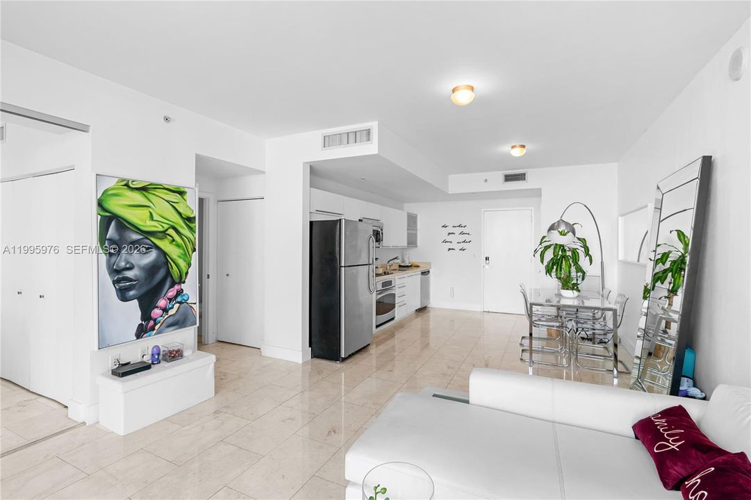 出租: $3,200 (1 贝兹, 1 浴室, 736 平方英尺)