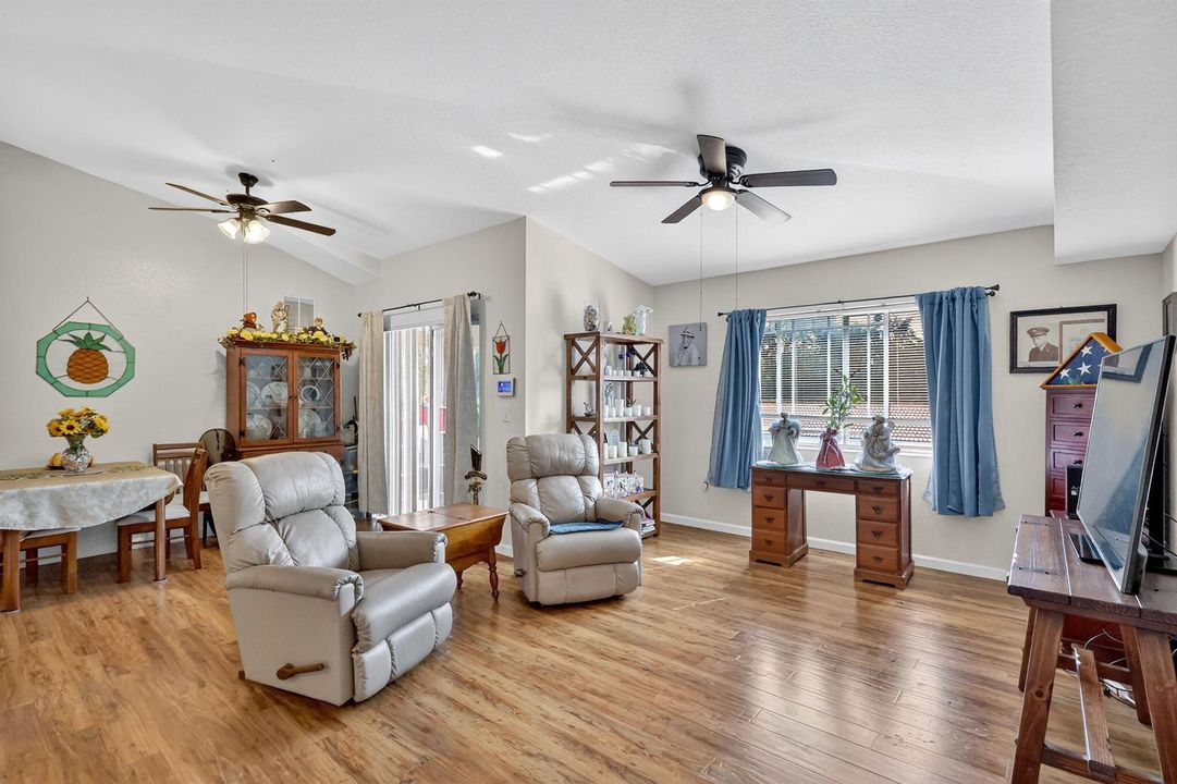 Living room (2)