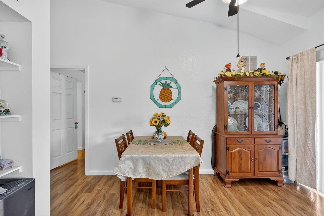 Dining area (2)