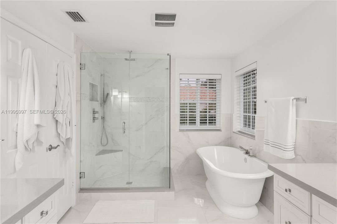 Dream bathtub and glass shower