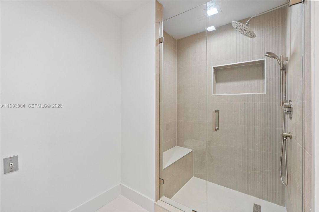 Activo con contrato: $1,345,000 (3 camas, 3 baños, 2640 Pies cuadrados)